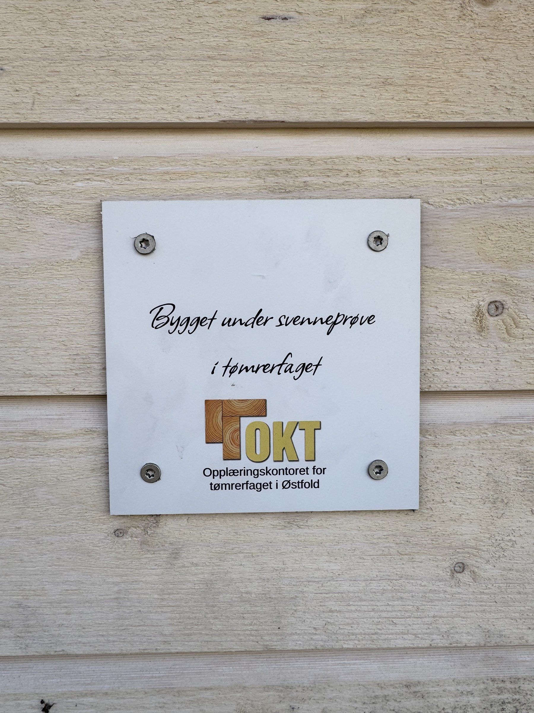 Plakett: Bygget under svenneprøve i tømrerfaget